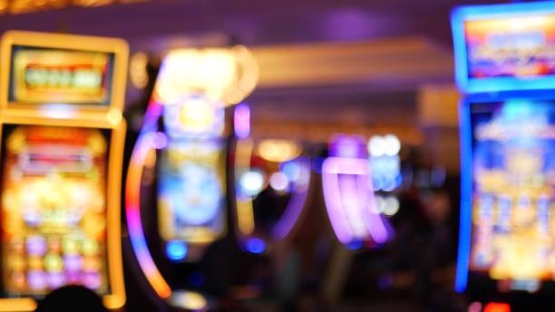 Tampilan aplikasi mobile pokeronline77 menunjukkan menu sportsbook dan live dealer di perangkat Android