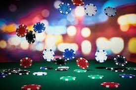 Antarmuka permainan Dragon Fishing di pokeronline77 menampilkan ikan-ikan berwarna-warni di latar belakang biru laut dengan kontrol senjata di bagian bawah layar