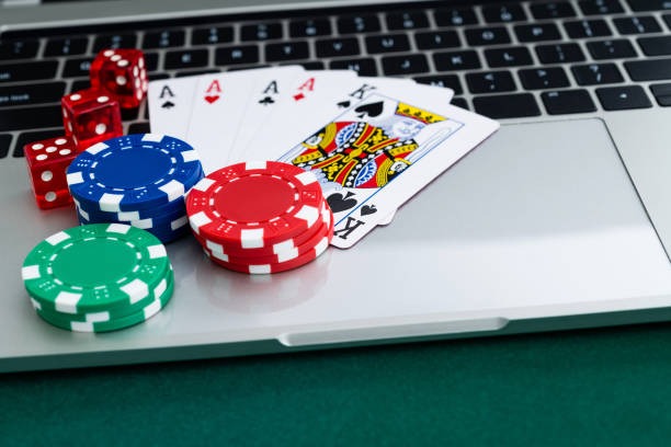 Tampilan dashboard multi-kategori dengan pilihan sepak bola, live dealer, dan permainan slot