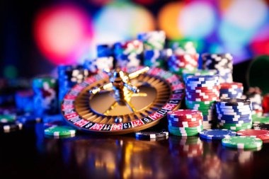 Studio live Speed Baccarat di pokeronline77 dengan dealer profesional dan tampilan kartu real-time di layar HD